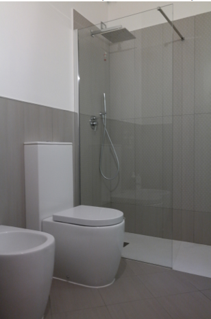 Bagno con rivestimento in pietra: rivestimenti in pietra nel bagno ... Marmo di carrara bianco e grigio ceramiche santagostino